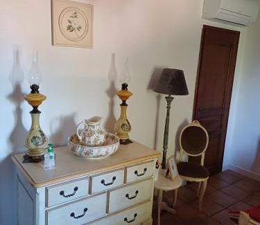 Saint-Saturnin-les-Avignon Cama Y Desayuno | Chambre d hôte Lavande "Au fond du jardin"