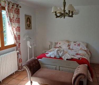 Saint-Saturnin-les-Avignon Cama Y Desayuno | Chambre d'hôte suite Tournesol "Au fond du jardin"