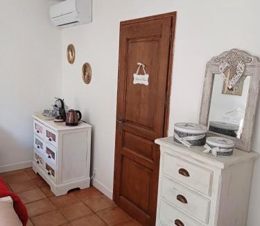 Saint-Saturnin-les-Avignon Cama Y Desayuno | Chambre d'hôte suite Tournesol "Au fond du jardin"