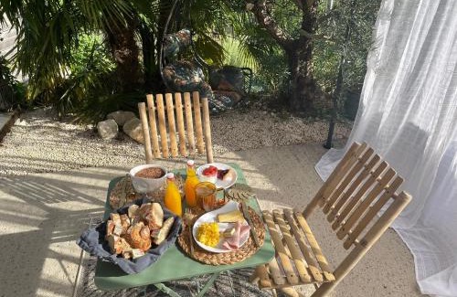Souvigny Cama Y Desayuno | Chambre élégante avec terrasse