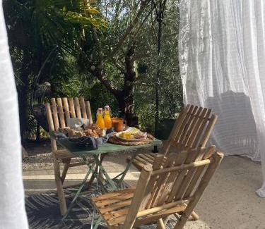 Souvigny Cama Y Desayuno | Chambre élégante avec terrasse
