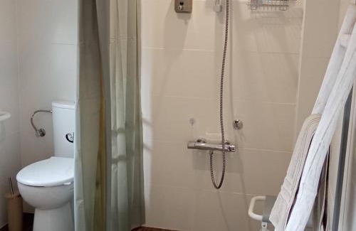 Noyers Cama Y Desayuno | Chambre élégante, calme et adaptée PMR avec Wi-Fi, climatisation, parking et table d'hôtes - FR-1-590-266