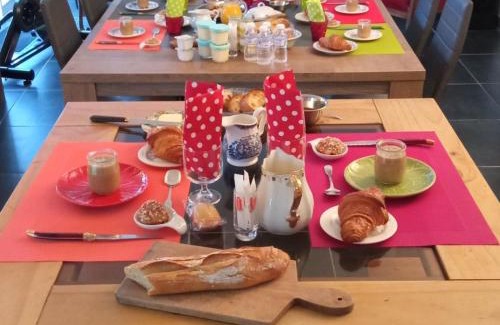 Noyers Cama Y Desayuno | Chambre élégante, calme et adaptée PMR avec Wi-Fi, climatisation, parking et table d'hôtes - FR-1-590-266