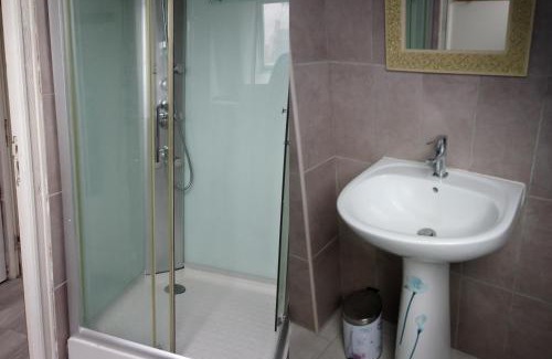 Saint-Pol-de-Leon Casa | Chambre au calme et simple, cuisine à dispo