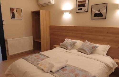 Bondy Casa | Chambre avec grand lit et salle de bain privative pour 2 personnes