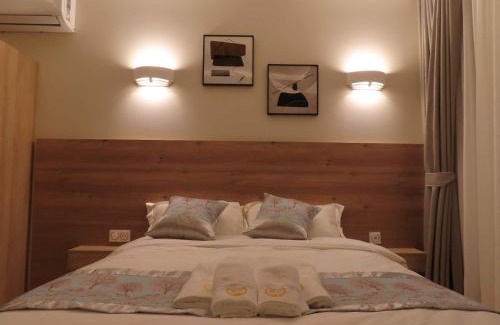 Bondy Casa | Chambre avec grand lit et salle de bain privative pour 2 personnes