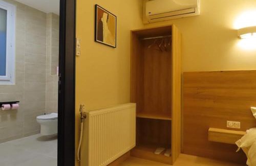 Bondy Casa | Chambre avec grand lit et salle de bain privative pour 2 personnes