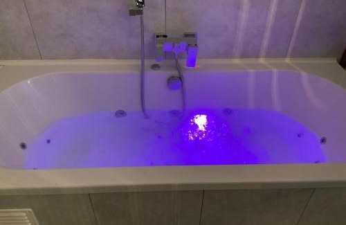 Gesves Casa | Chambre avec jacuzzi ou Chalets dans les bois