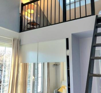 Rueil-Malmaison Casa | Chambre avec mezzanine dans une maison d'artiste