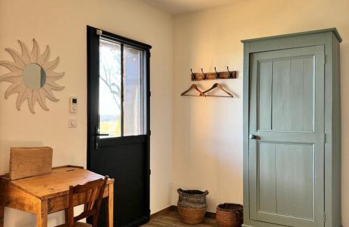 Faverolles Cama Y Desayuno | Chambre cosy avec salle d'eau, accès piscine chauffée et Wi-Fi illimité - FR-1-591-620