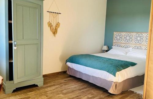 Faverolles Cama Y Desayuno | Chambre cosy avec salle d'eau, accès piscine chauffée et Wi-Fi illimité - FR-1-591-620