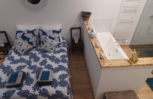 Neufmaisons Cama Y Desayuno | Chambre d'Emma, whirlpool bath, free Wi-Fi, free private parking