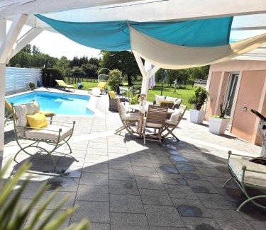 Monthureux-sur-Saone Cama Y Desayuno | Chambre d'hôtes de charme avec piscine terrasse et vue sur les prairies