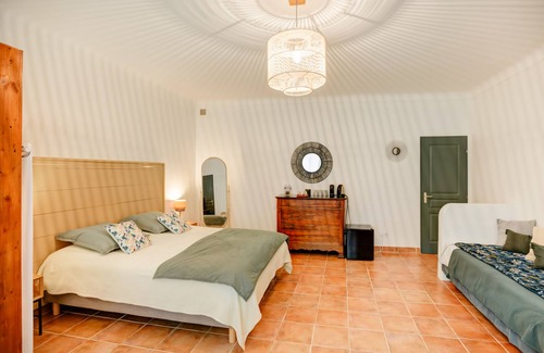 Pont-Saint-Esprit Casa | Chambre de la Cour-Triple-Confortable-Baño con bañera-Vista al patio