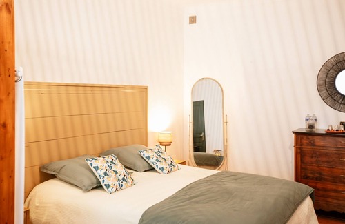 Pont-Saint-Esprit Casa | Chambre de la Cour-Triple-Confortable-Baño con bañera-Vista al patio
