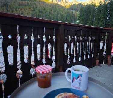 Les Claux Cama Y Desayuno | Chambre d'hôte chez Thibault à proximité des pistes 200 M départ depuis le Fournet et nombreux itinéraires de randonnées au pied de l'immeuble