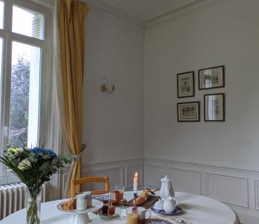 Saint-Aubin-Epinay Cama Y Desayuno | Chambre d'hôte - petit château à la campagne