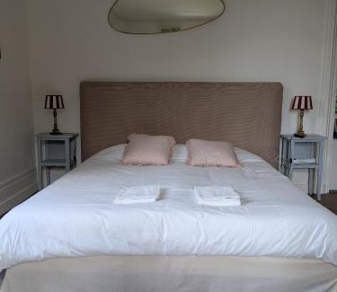 Saint-Aubin-Epinay Cama Y Desayuno | Chambre d'hôte - petit château à la campagne