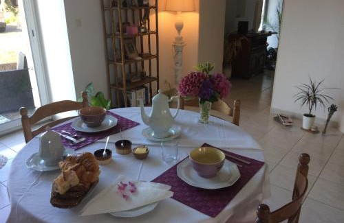 Roz-Landrieux Cama Y Desayuno | Chambre d'hôtes La Haie