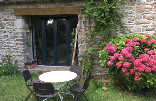 Le Ru Cama Y Desayuno | Chambre d'hôtes Suite 53m2 ou Caravane vintage avec cuisine et salle de bains privées, B&B 53m2 Suite or Vintage caravan with private kitchen and bathroom