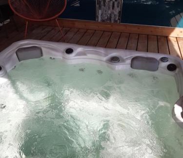 Bernadets-Debat Cama Y Desayuno | CHAMBRE DOUBLE AVEC PISCINE ET JACUZZI