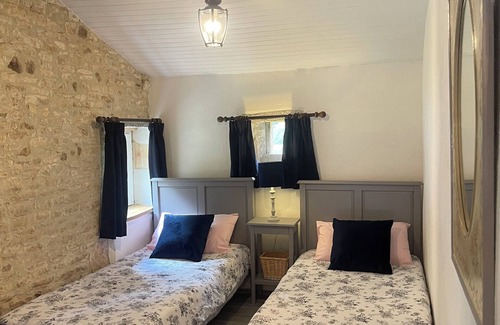 Brux Cama Y Desayuno | Chambre du Jardin, bed and breakfast - family room, sleeping 1-4