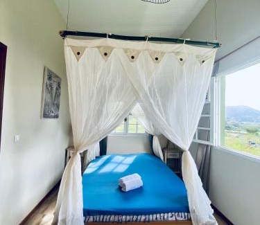 Le Morne-Rouge Casa | Chambre et SDB privative Ylang Ylang vue Mont Pelée dans maison partagée