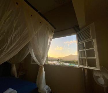 Le Morne-Rouge Casa | Chambre et SDB privative Ylang Ylang vue Mont Pelée dans maison partagée