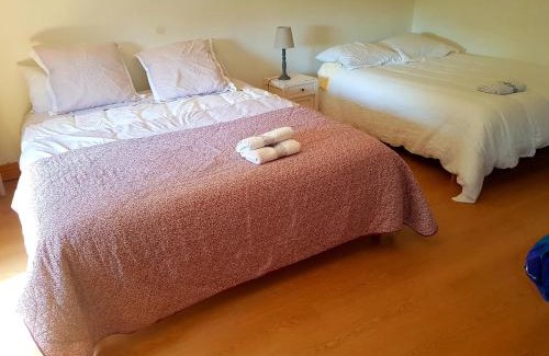 Le Saint Cama Y Desayuno | chambre familiale 4 pers SDB partagée sans TV