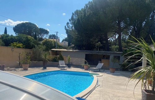 Chateauneuf-de-Gadagne Cama Y Desayuno | Chambre en Pierre Avec Accès Piscine et Pool House
