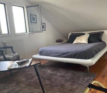 Le Landry Cama Y Desayuno | Chambre hôtes nichée sous les toits