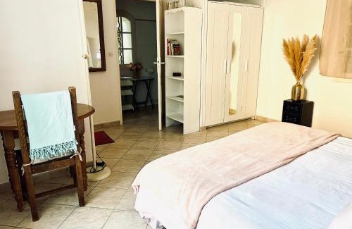 Lezignan-la-Cebe Casa | Chambre indépendante à Lezignan-la-Cèbe