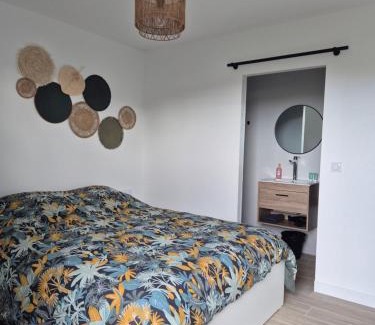 Bouguenais Cama Y Desayuno | Chambre indépendante avec terrasse extérieure proche aéroport et Nantes centre