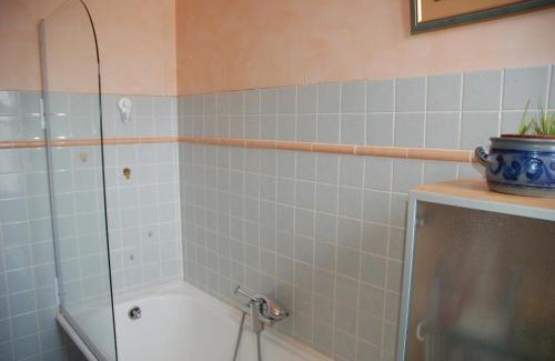 Bourg-l'Eveque Casa | Chambre indépendante avec salle de bains privée