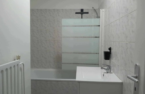 Joeuf Cama Y Desayuno | Chambre Jessy 20m² - 2 bathrooms - Balcony - WIFI - Parking