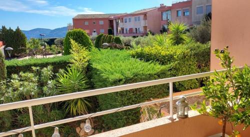 Mandelieu-La-Napoule Casa | chambre lit 2 personnes dans appartement du logeur