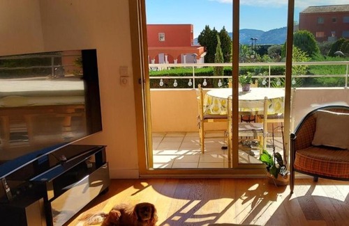Mandelieu-La-Napoule Casa | chambre lit 2 personnes dans appartement du logeur