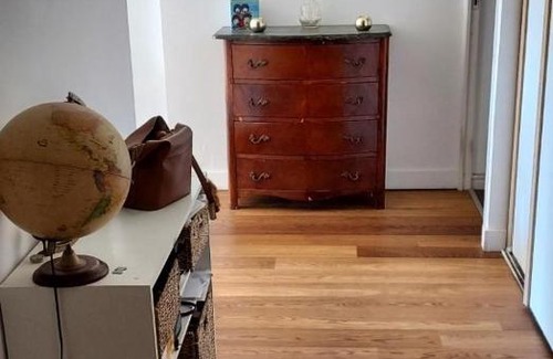 Mandelieu-La-Napoule Casa | chambre lit 2 personnes dans appartement du logeur