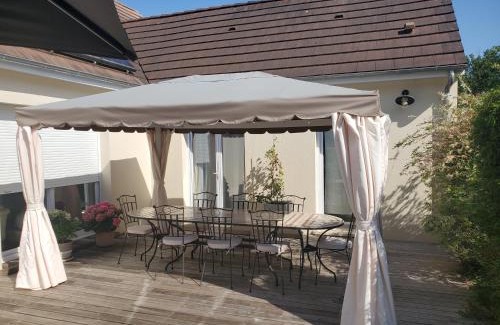 Fille Cama Y Desayuno | Chambre lit king size - SDB commune avec 2ème chambre PISCINE SPA Séjour 24Heures AUTO MOTO et LE MANS CLASSIC