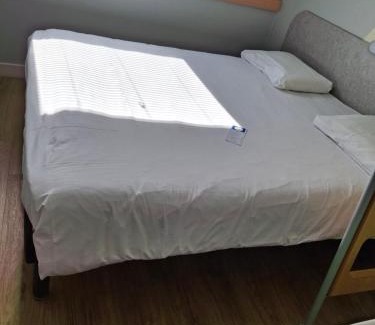 Bussigny-pres-Lausanne Cama Y Desayuno | Chambre privée avec lit double et sanitaires et TV mural