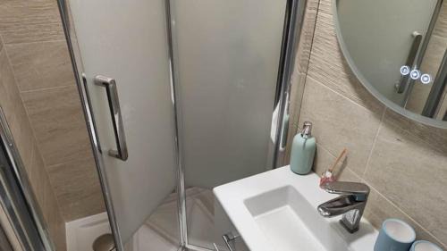 Bondy Casa | Chambre privée pour 4 personnes en banlieue parisienne à Bondy