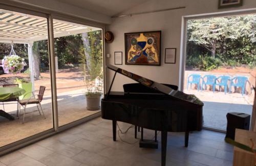 Rognes Cama Y Desayuno | Chambre raisin 2p, pour 2 nuits max, a 6km du festival de piano de la roque d'anthéron à 100m de la piscine