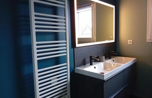 Doissin Casa | chambre rouge privée avec piscine