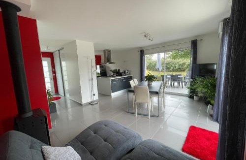 Doissin Casa | chambre rouge privée avec piscine