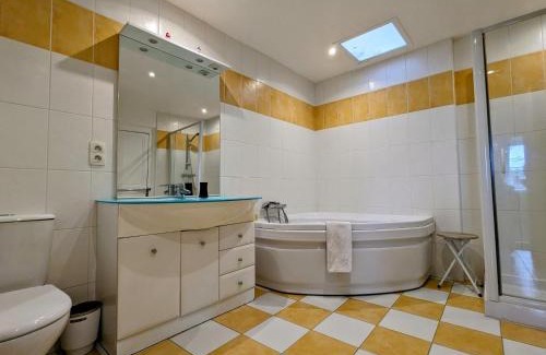 Chateauroux Cama Y Desayuno | Chambre spacieuse pour 4 pers. avec SDB privée et PDJ inclus à Châteauroux - FR-1-591-388