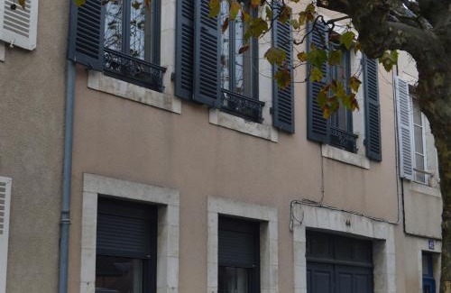 Chateauroux Cama Y Desayuno | Chambre spacieuse pour 4 pers. avec SDB privée et PDJ inclus à Châteauroux - FR-1-591-388