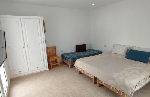 Aghir Cama Y Desayuno | Chambre Suite Paco avec accès piscine
