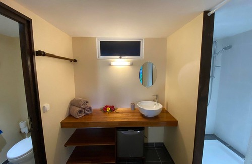 Bora Bora Hotel | Habitación tripl superior y cuarto de baño privado