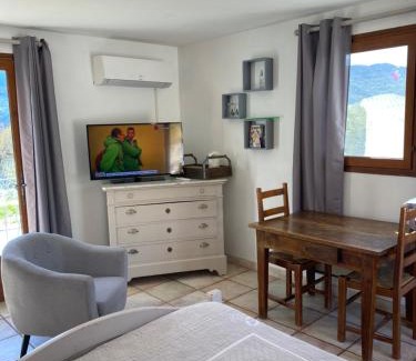 Plaisians Hotel | Chambre une fenêtre sur le Ventoux la Clue