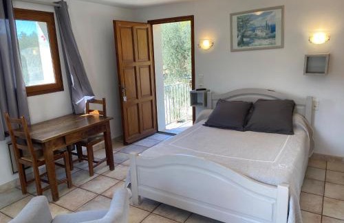 Plaisians Hotel | Chambre une fenêtre sur le Ventoux la Clue